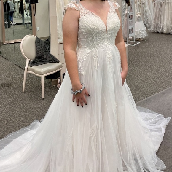 Brand New | Never Worn | OLEG CASSINI Plunging Open Back Tulle Wedding Dress - Picture 4 of 7